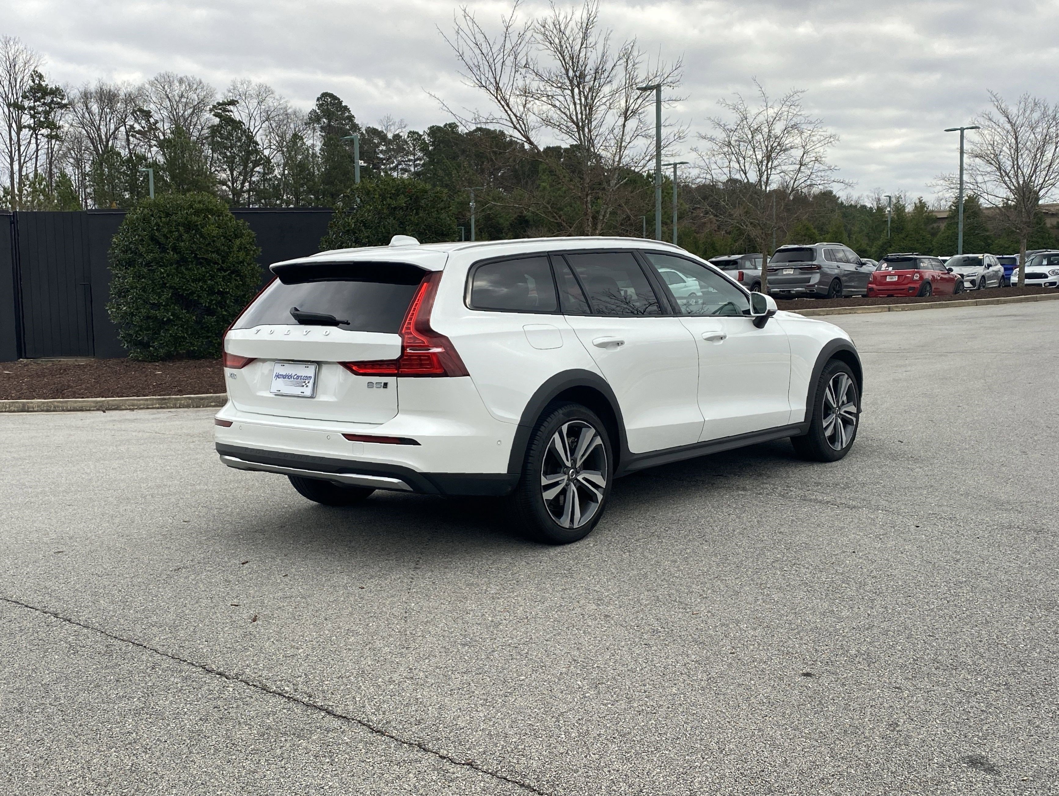 Used 2025 Volvo V60 B5 Cross Country Plus image 3