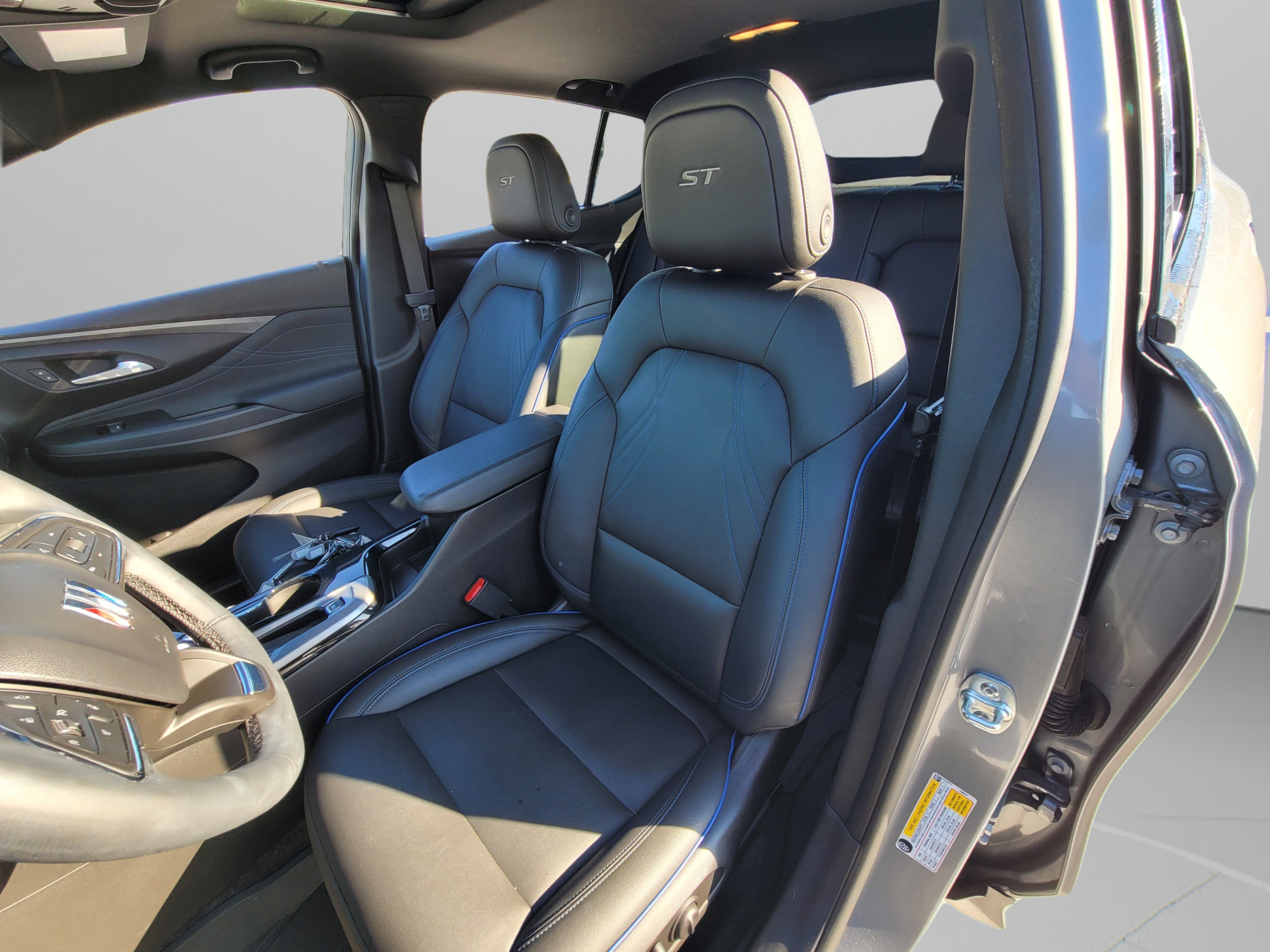 Used 2025 Buick Envista Sport Touring w/ Convenience I Package FWD image 11