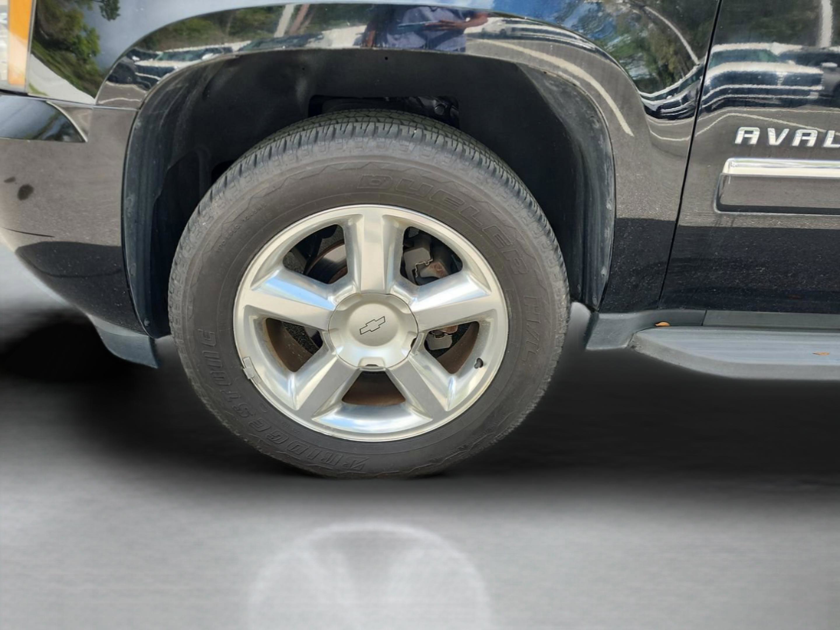 Used 2013 Chevrolet Avalanche LTZ image 25