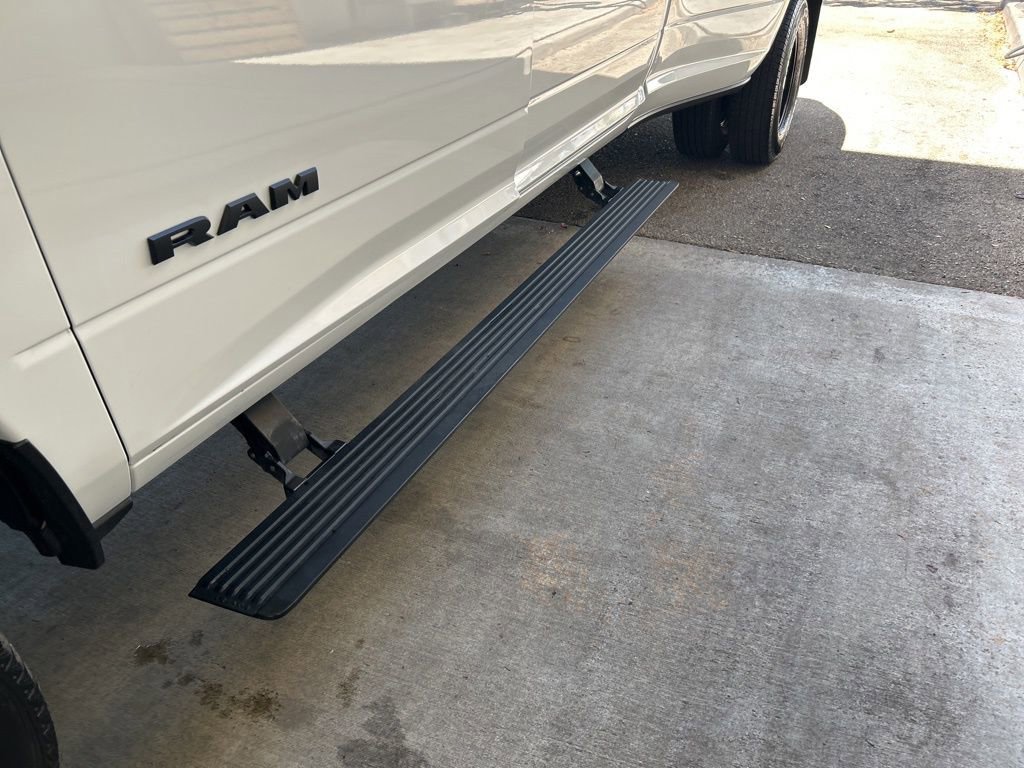 Used 2025 RAM 3500 Laramie AWD/4WD image 18