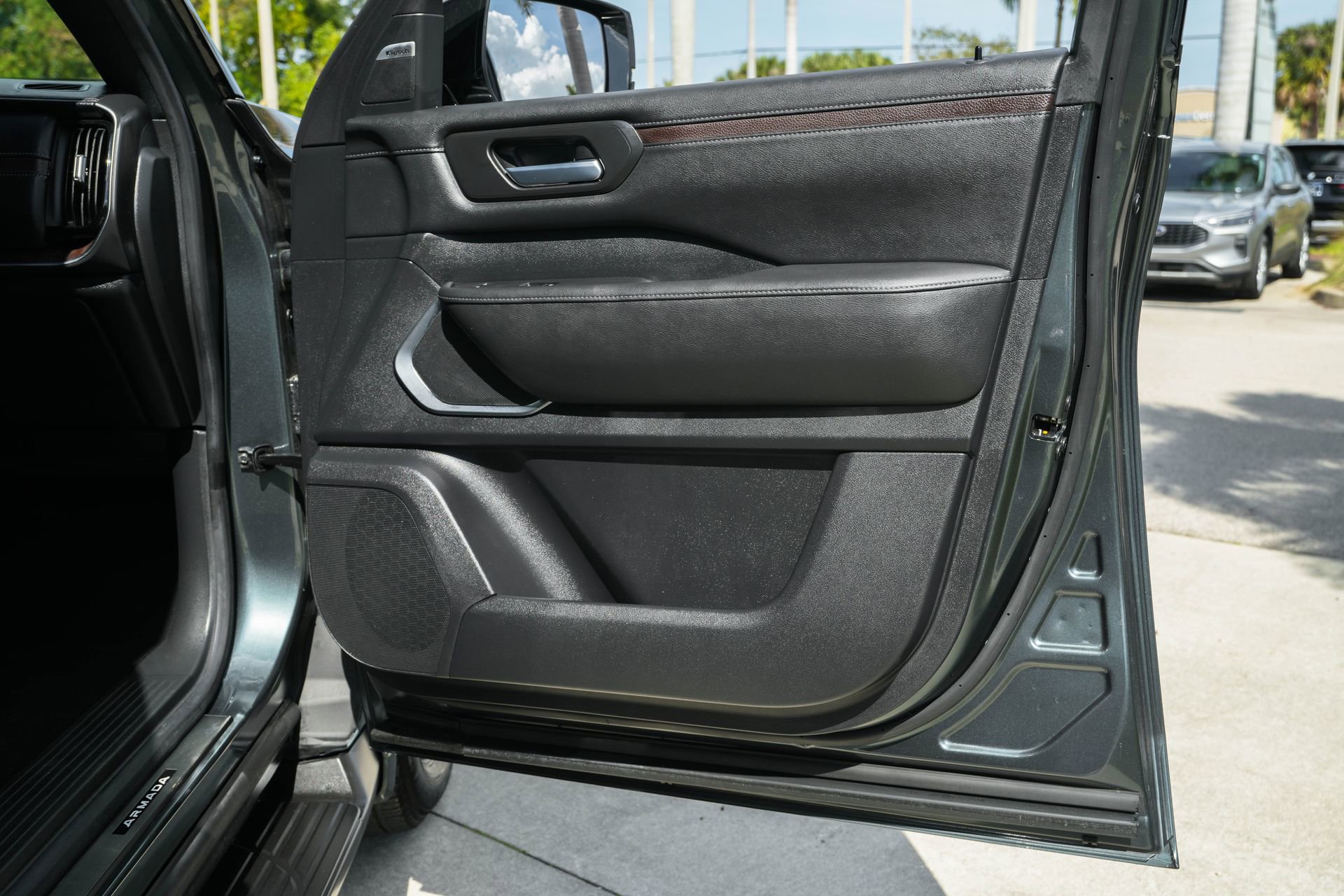 Used 2025 Nissan Armada Platinum image 38