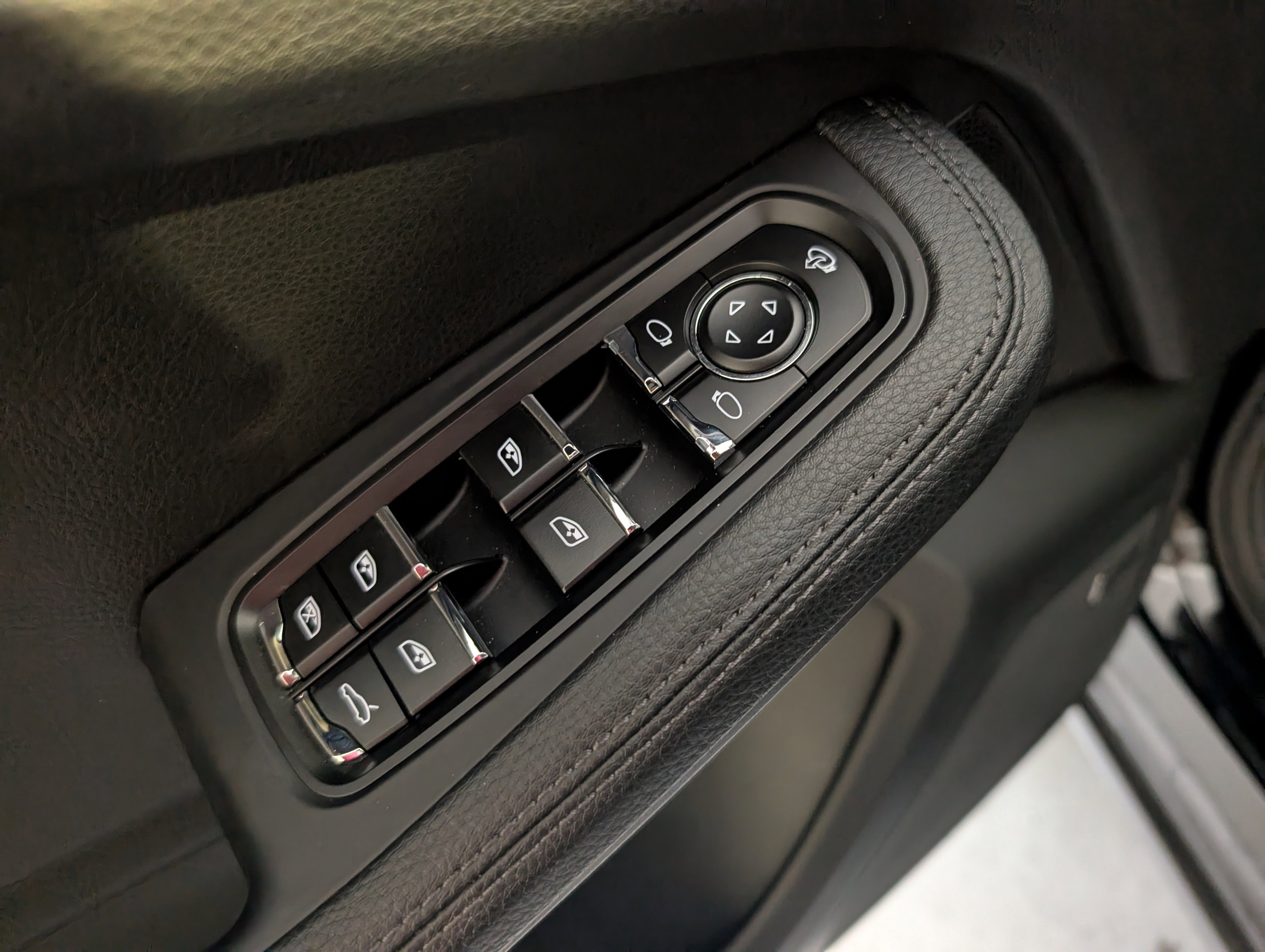 Used 2025 Porsche Macan image 30