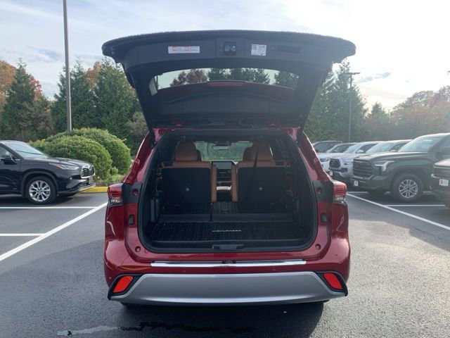 Used 2024 Toyota Highlander Platinum image 5