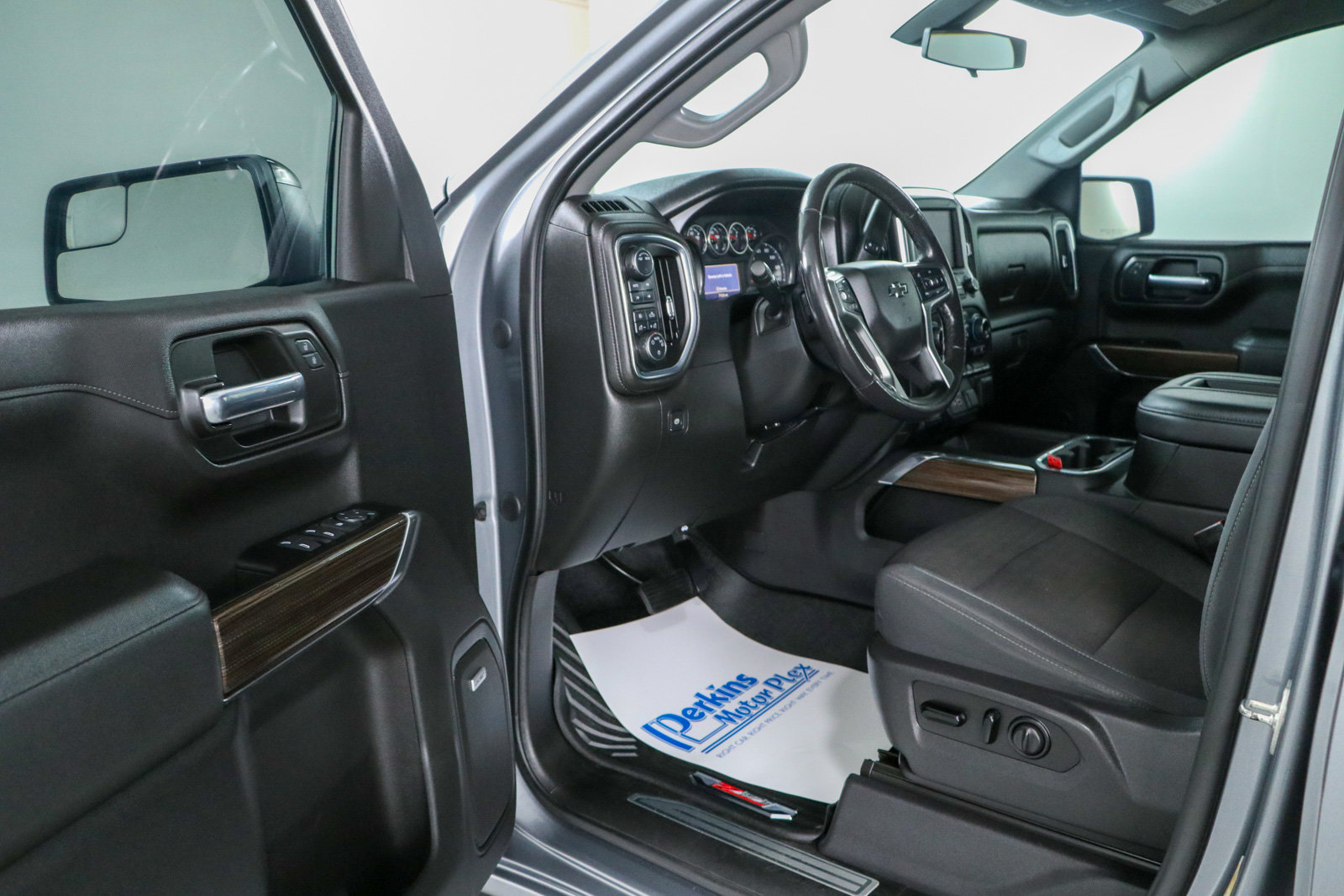 Used 2020 Chevrolet Silverado 1500 LT Trail Boss AWD/4WD image 3