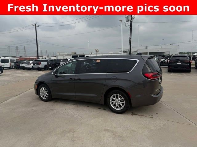 Used 2023 Chrysler Pacifica Touring-L FWD image 5