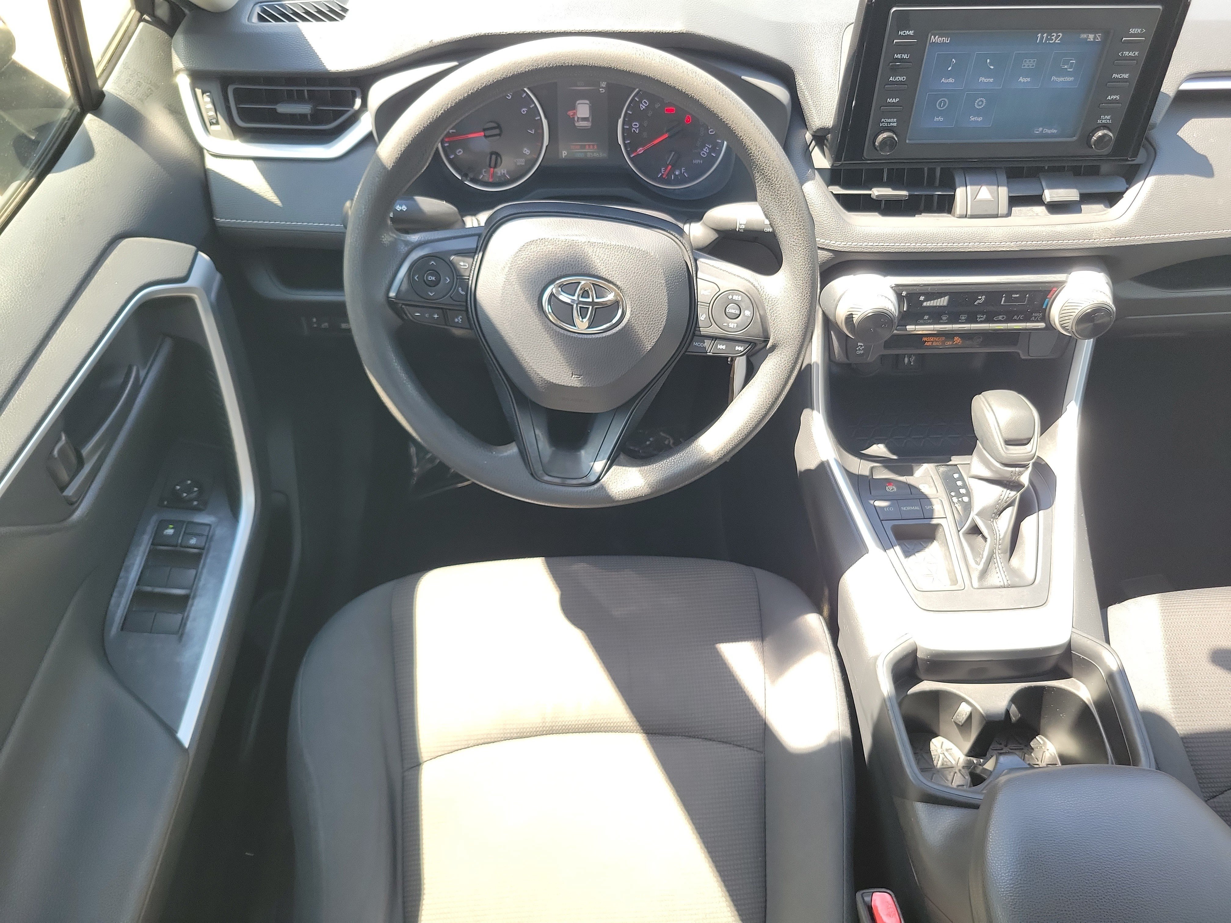 Used 2019 Toyota RAV4 LE FWD image 18