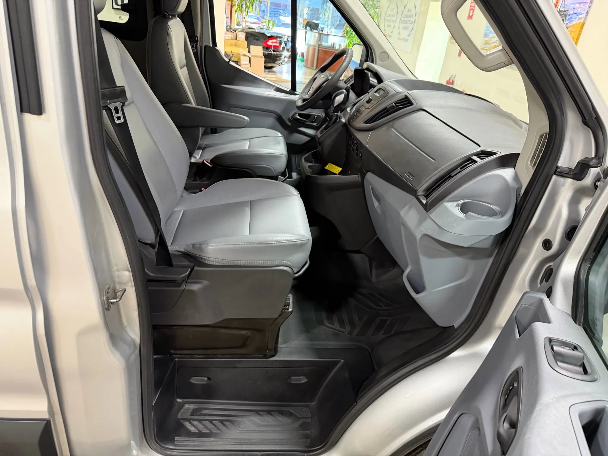 Used 2015 Ford Transit 250 148 Medium Roof RWD image 30