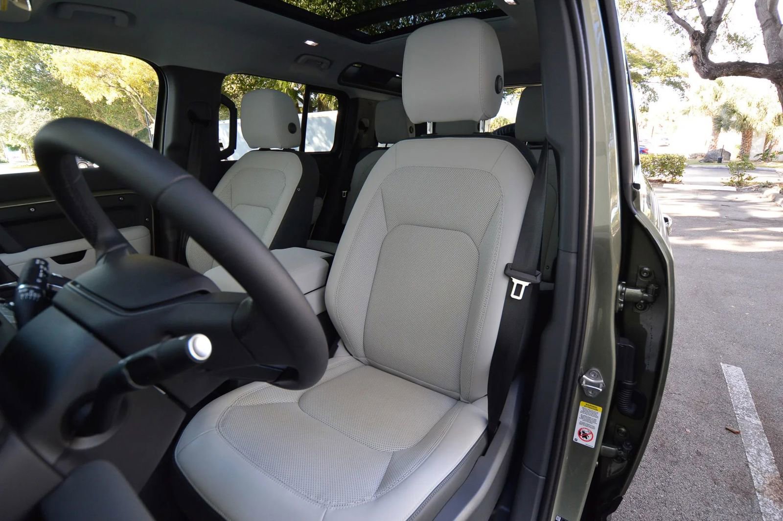 Used 2025 Land Rover Defender 110 X-Dynamic SE image 28