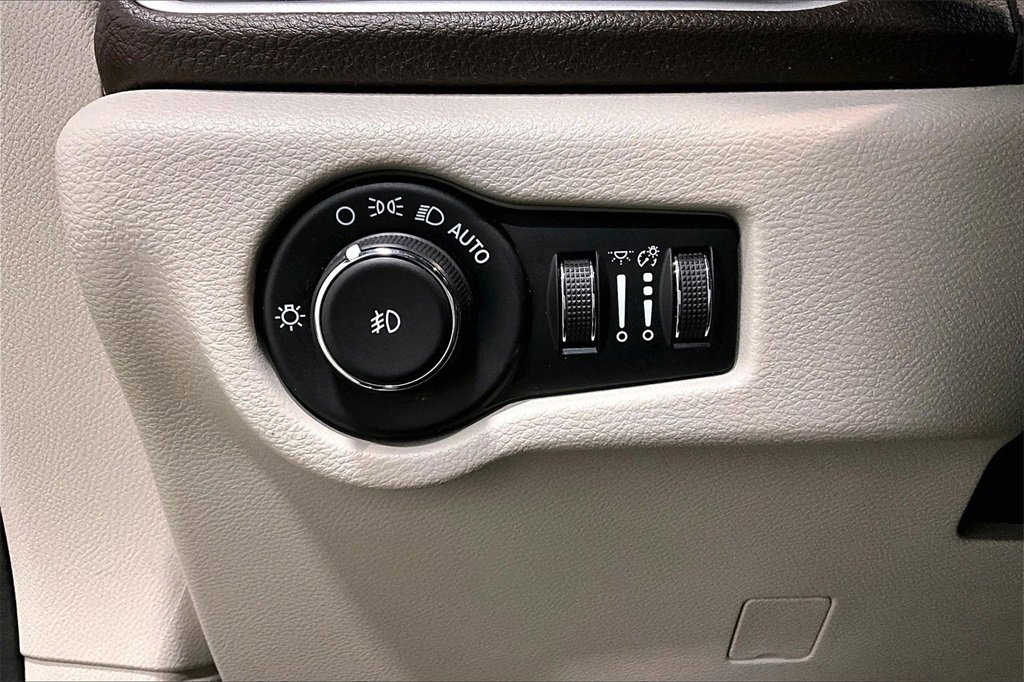 Used 2021 Chrysler Pacifica Touring image 16