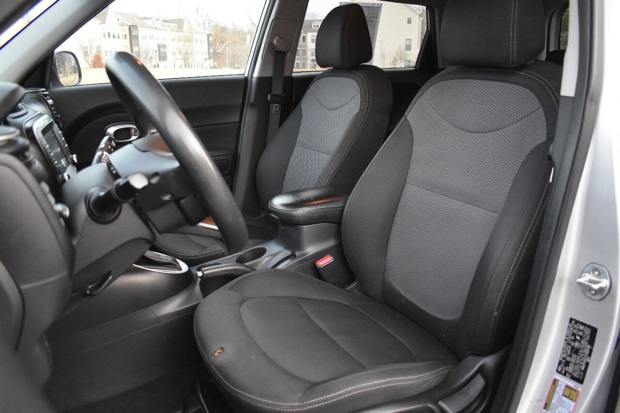 Used 2018 Kia Soul + FWD image 12