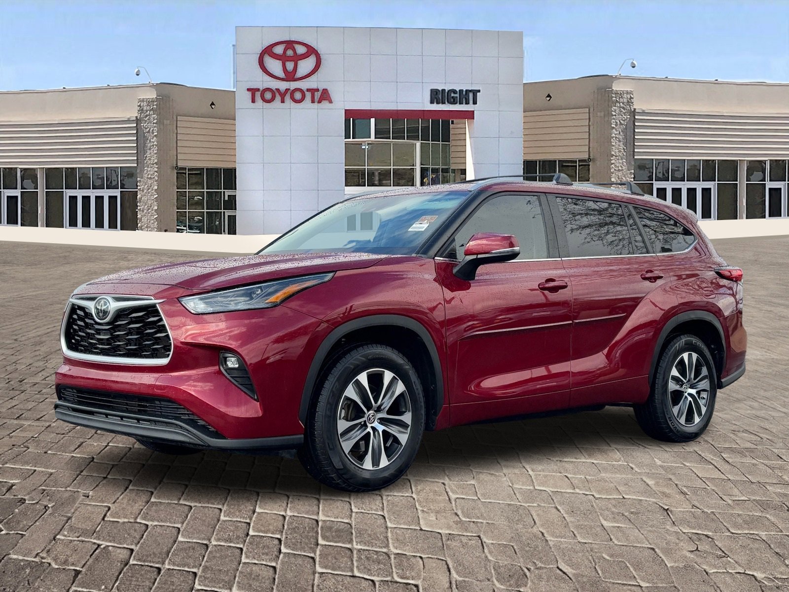 Certified 2023 Toyota Highlander XLE image 2