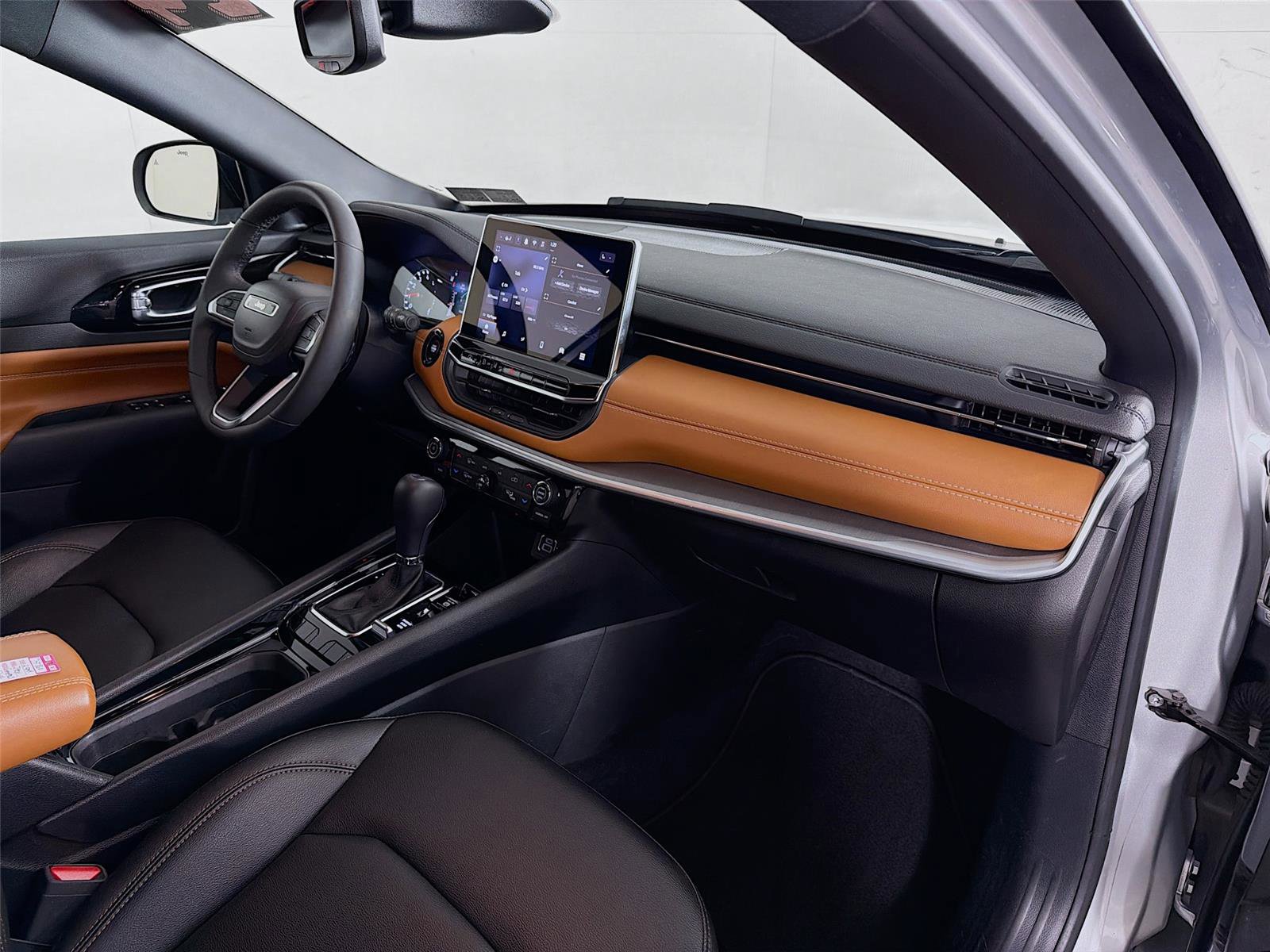 Used 2024 Jeep Compass Limited image 27