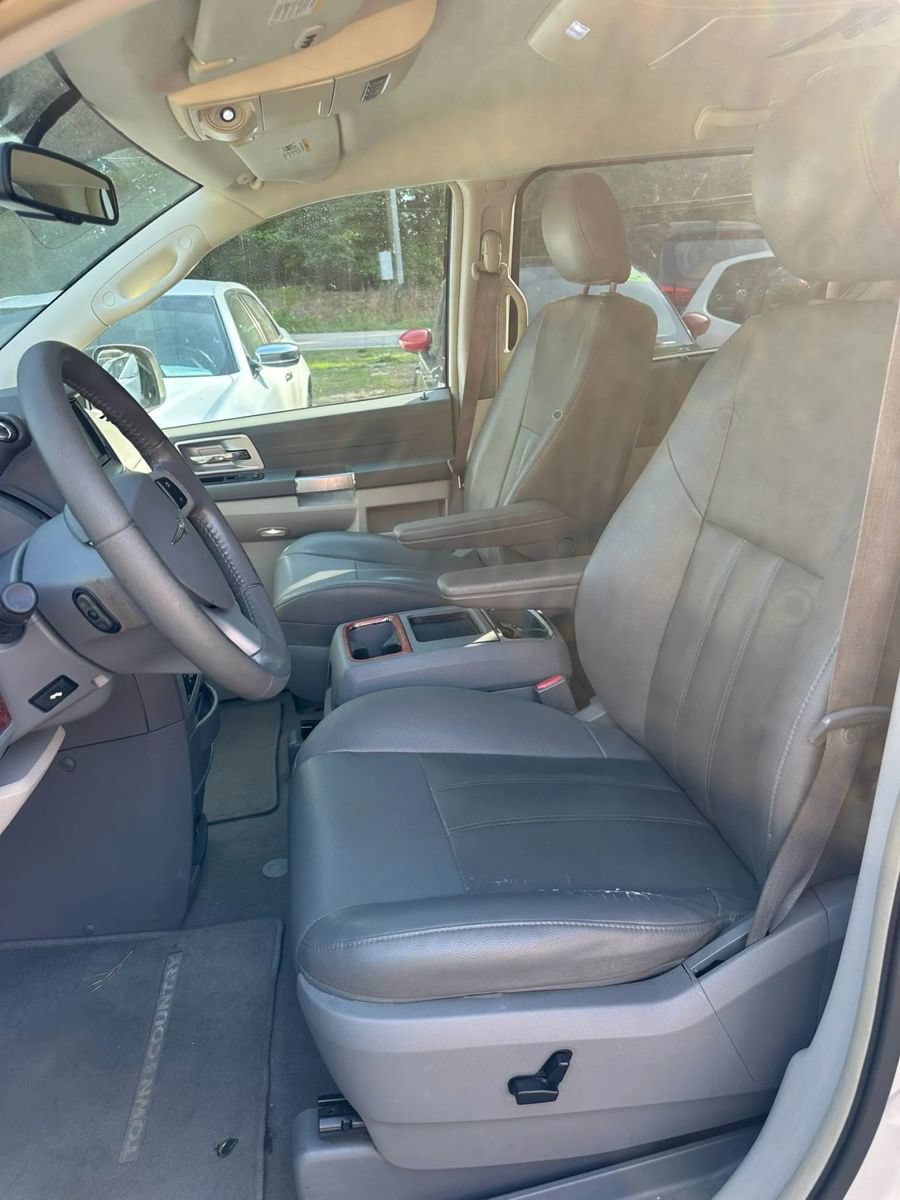 Used 2008 Chrysler Town & Country Touring FWD image 7