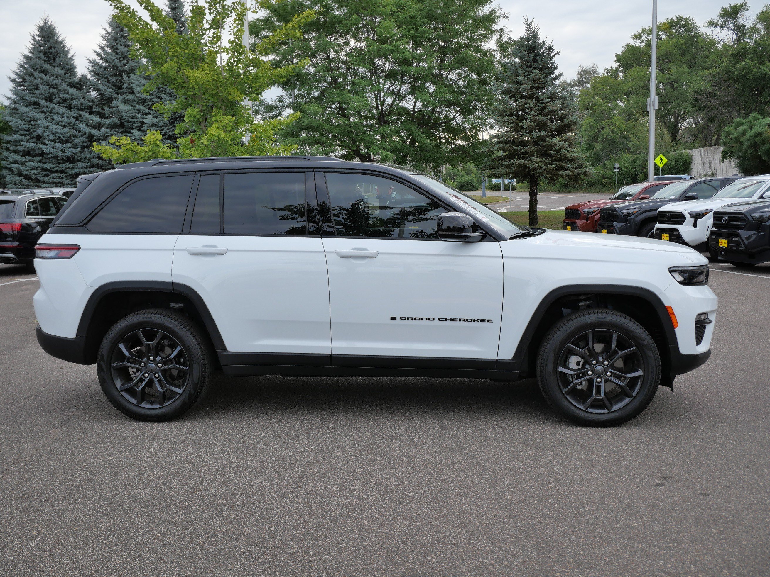 Used 2025 Jeep Grand Cherokee Limited AWD/4WD image 8