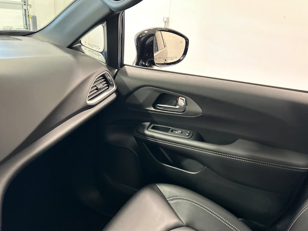 Used 2025 Chrysler Pacifica Select FWD image 26