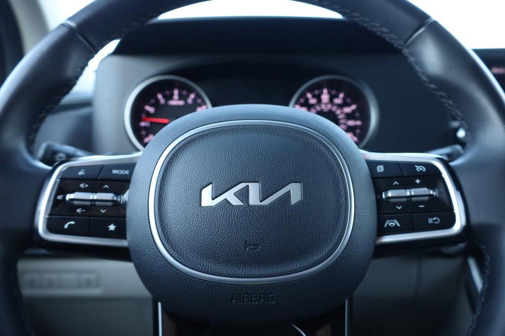 Used 2024 Kia Carnival LX image 11