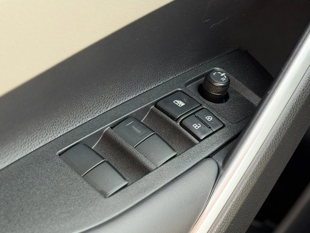 Used 2026 Toyota Corolla Cross L image 19