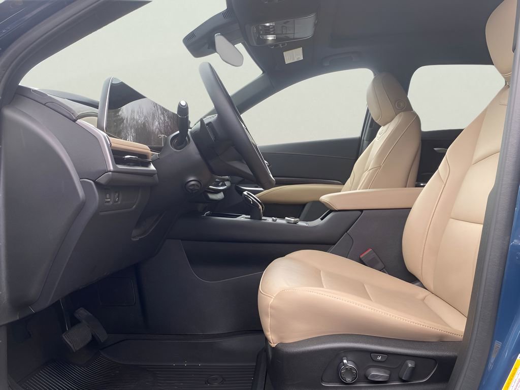 Used 2024 Cadillac XT4 Premium Luxury w/ Active Safety Package image 15