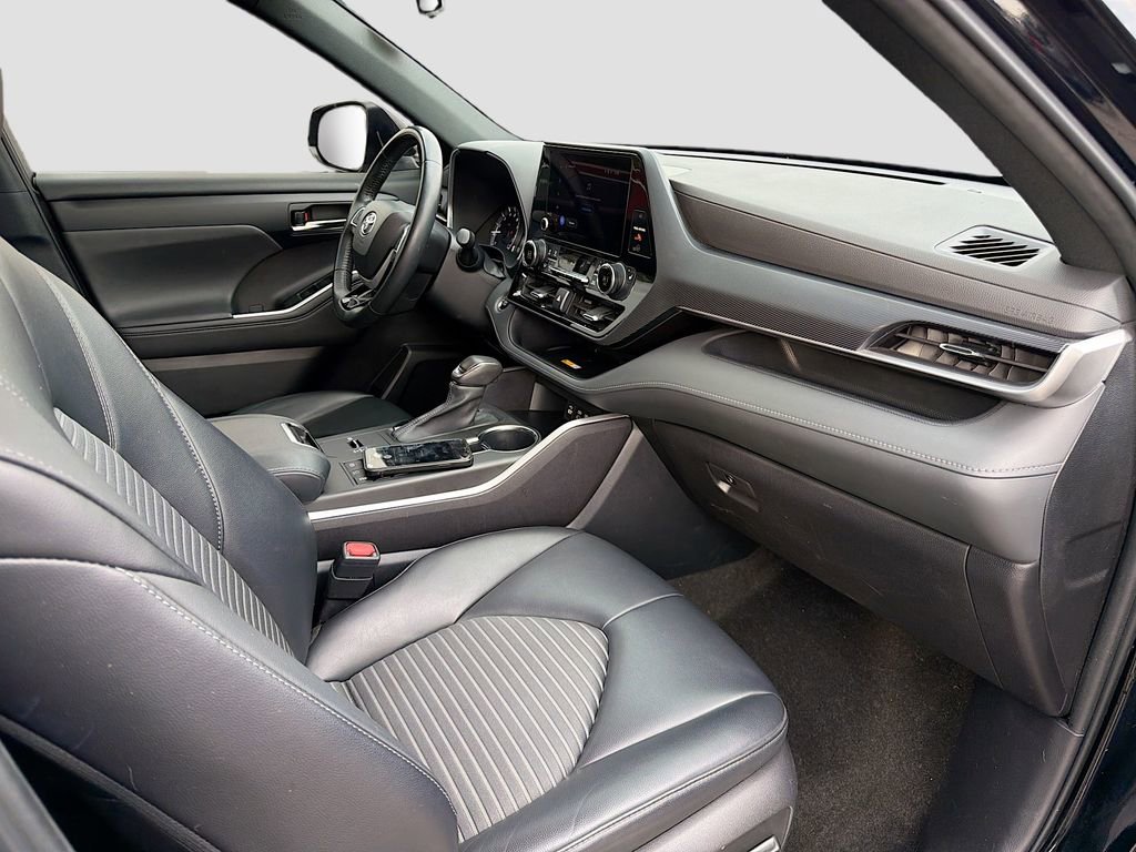 Used 2023 Toyota Highlander XSE image 16