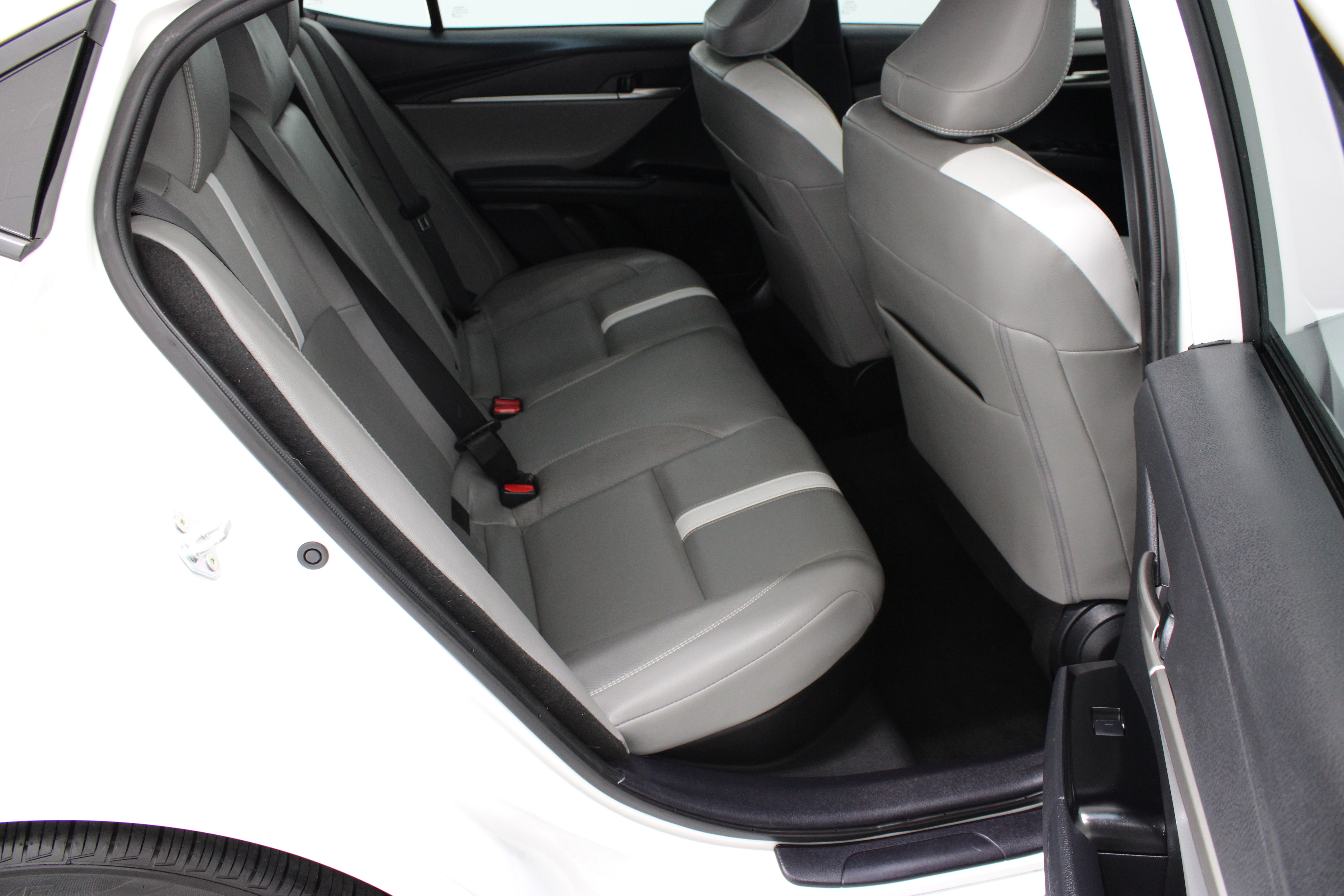 Used 2025 Toyota Camry SE w/ Convenience Package FWD image 33