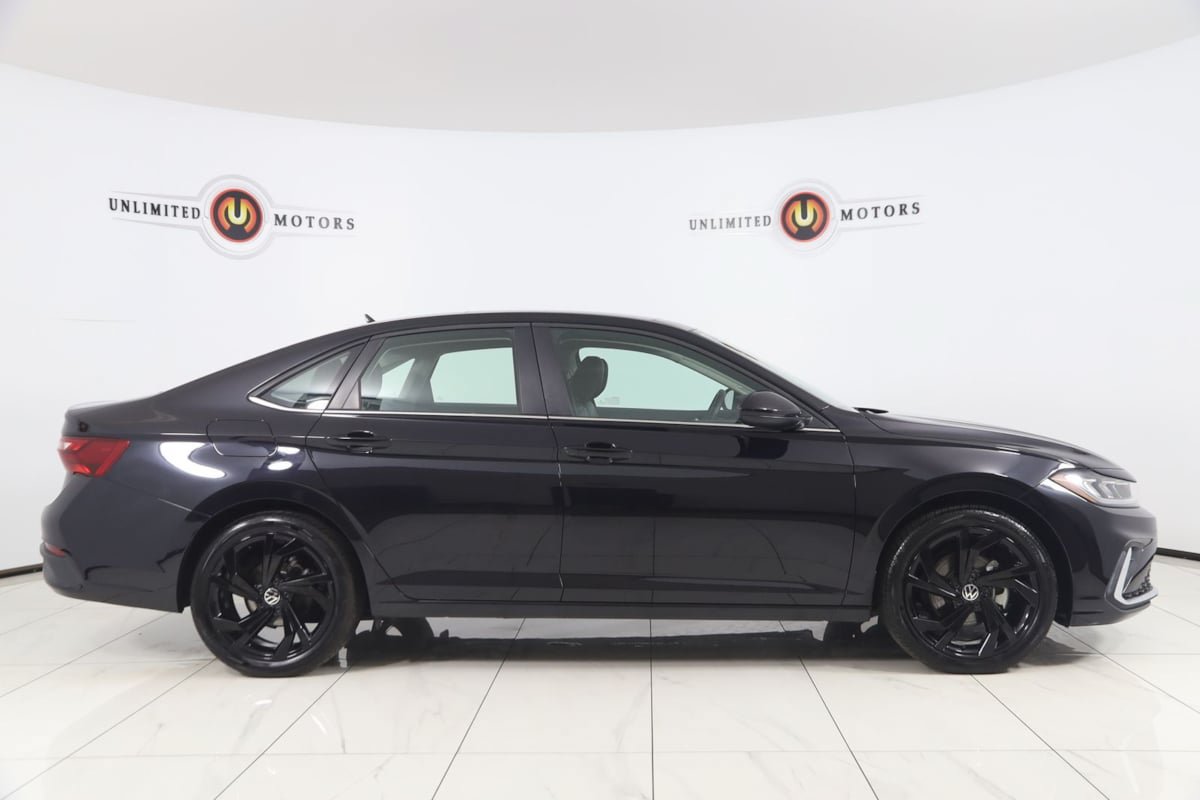 Used 2025 Volkswagen Jetta SE w/ Sunroof Package FWD image 2