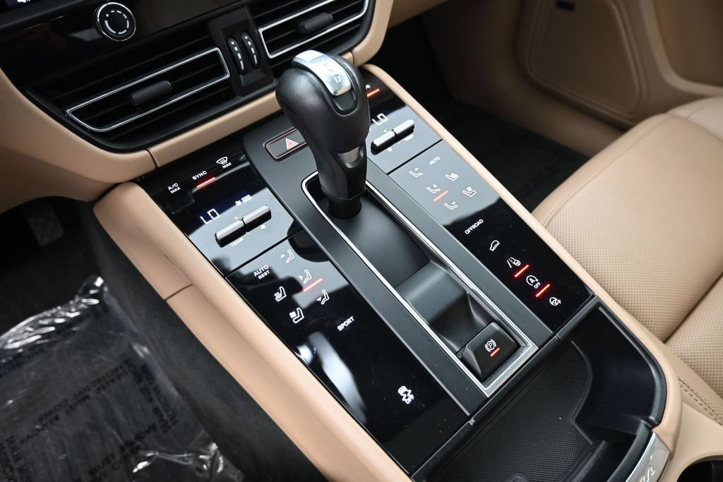 Certified 2024 Porsche Macan AWD/4WD image 23