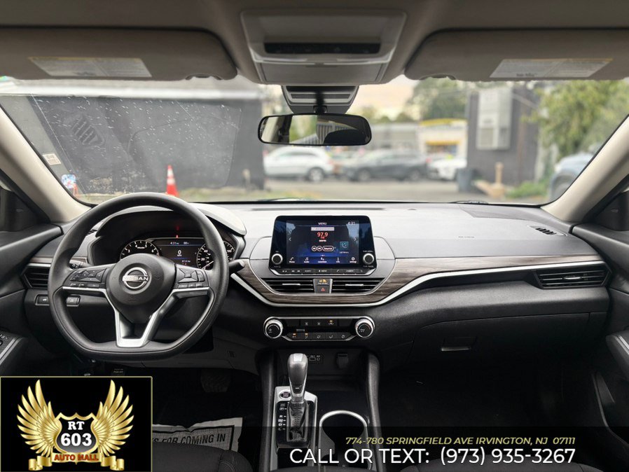 Used 2024 Nissan Altima 2.5 SV FWD image 11