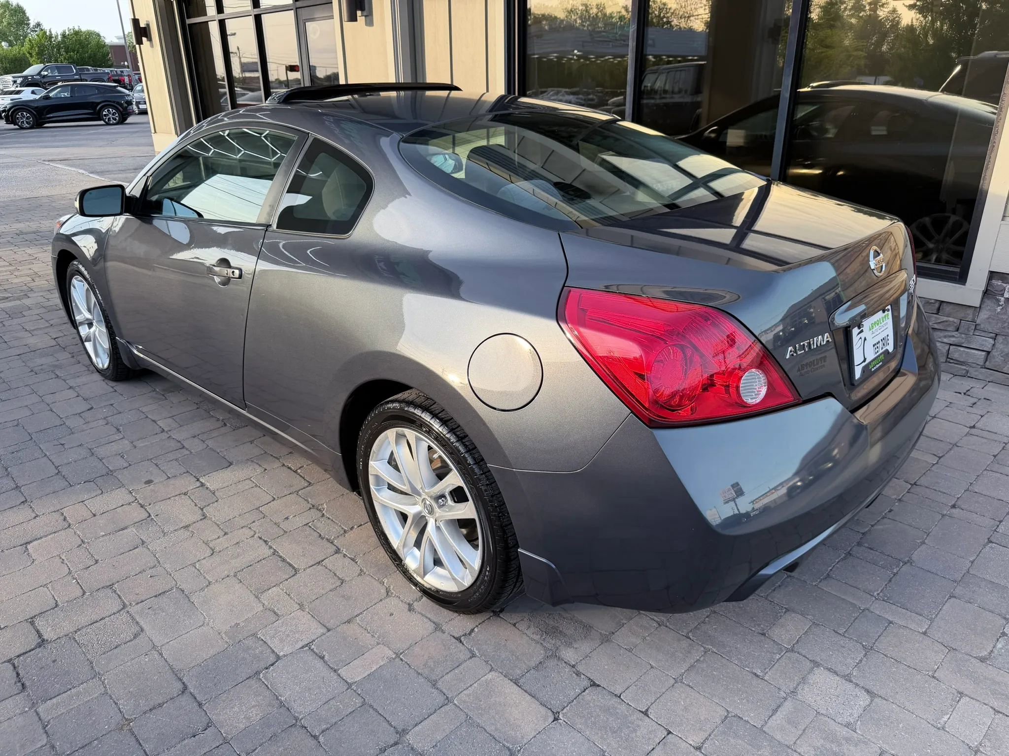Used 2011 Nissan Altima 3.5 SR FWD image 4