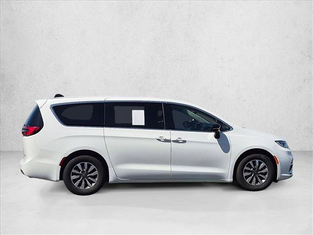 Used 2024 Chrysler Pacifica Limited FWD image 4