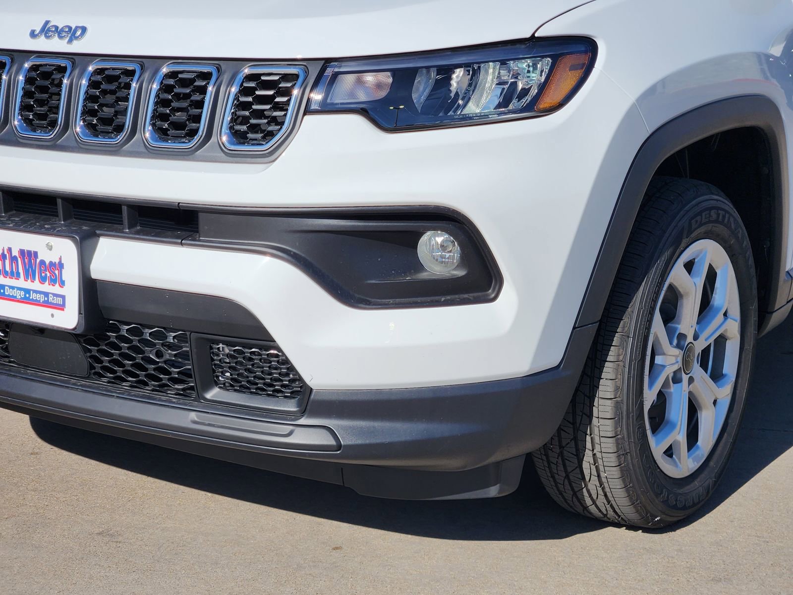 New 2026 Jeep Compass Latitude image 9