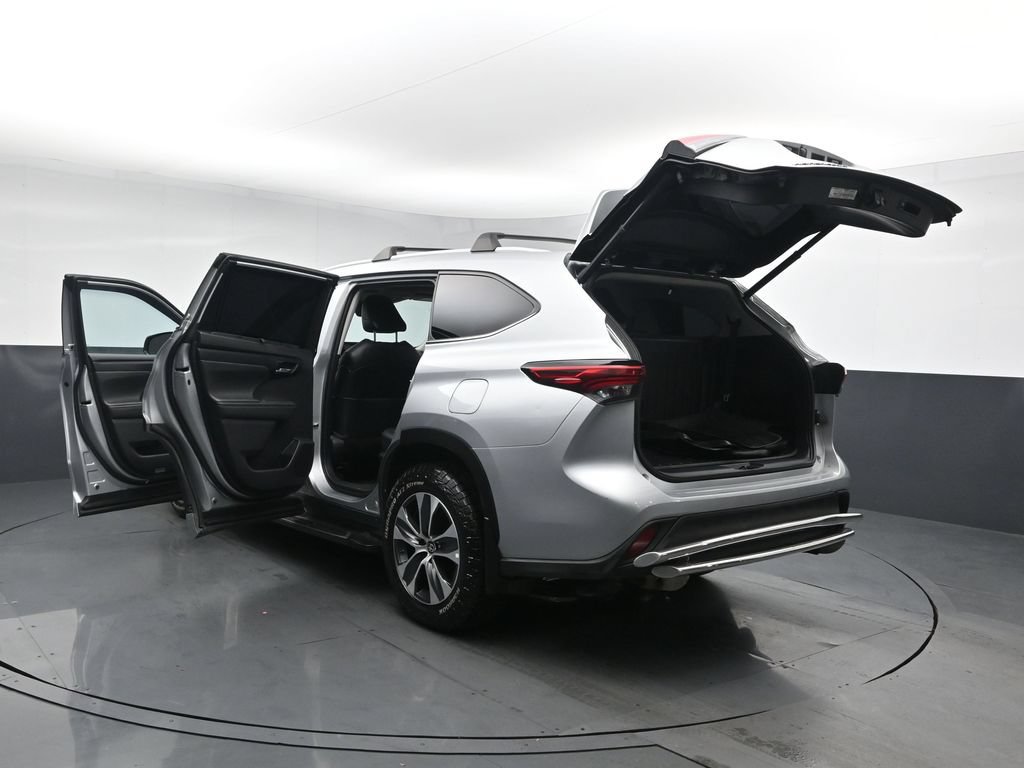 Used 2022 Toyota Highlander XLE AWD/4WD image 29