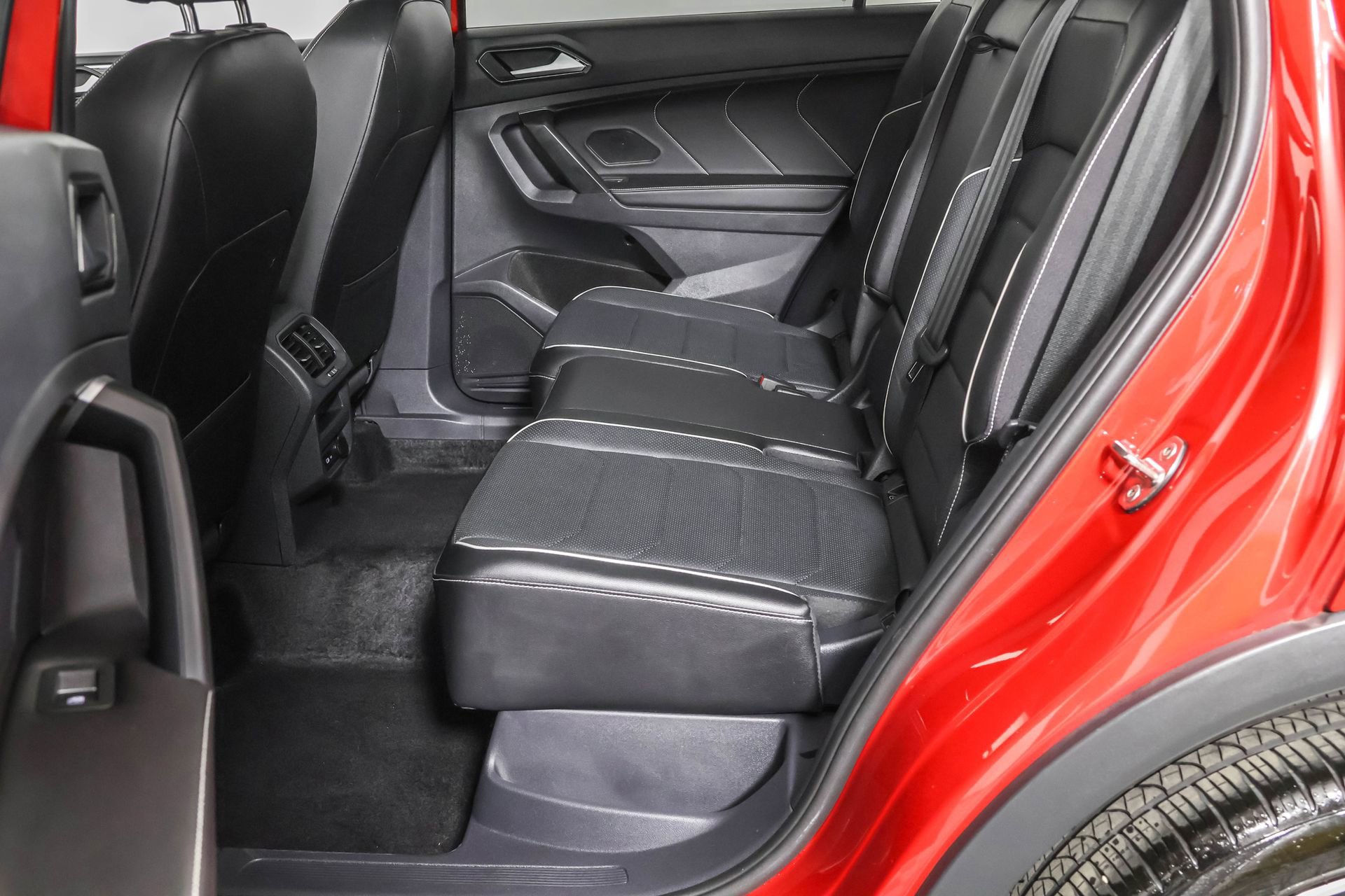 Used 2024 Volkswagen Tiguan SEL R-Line image 36