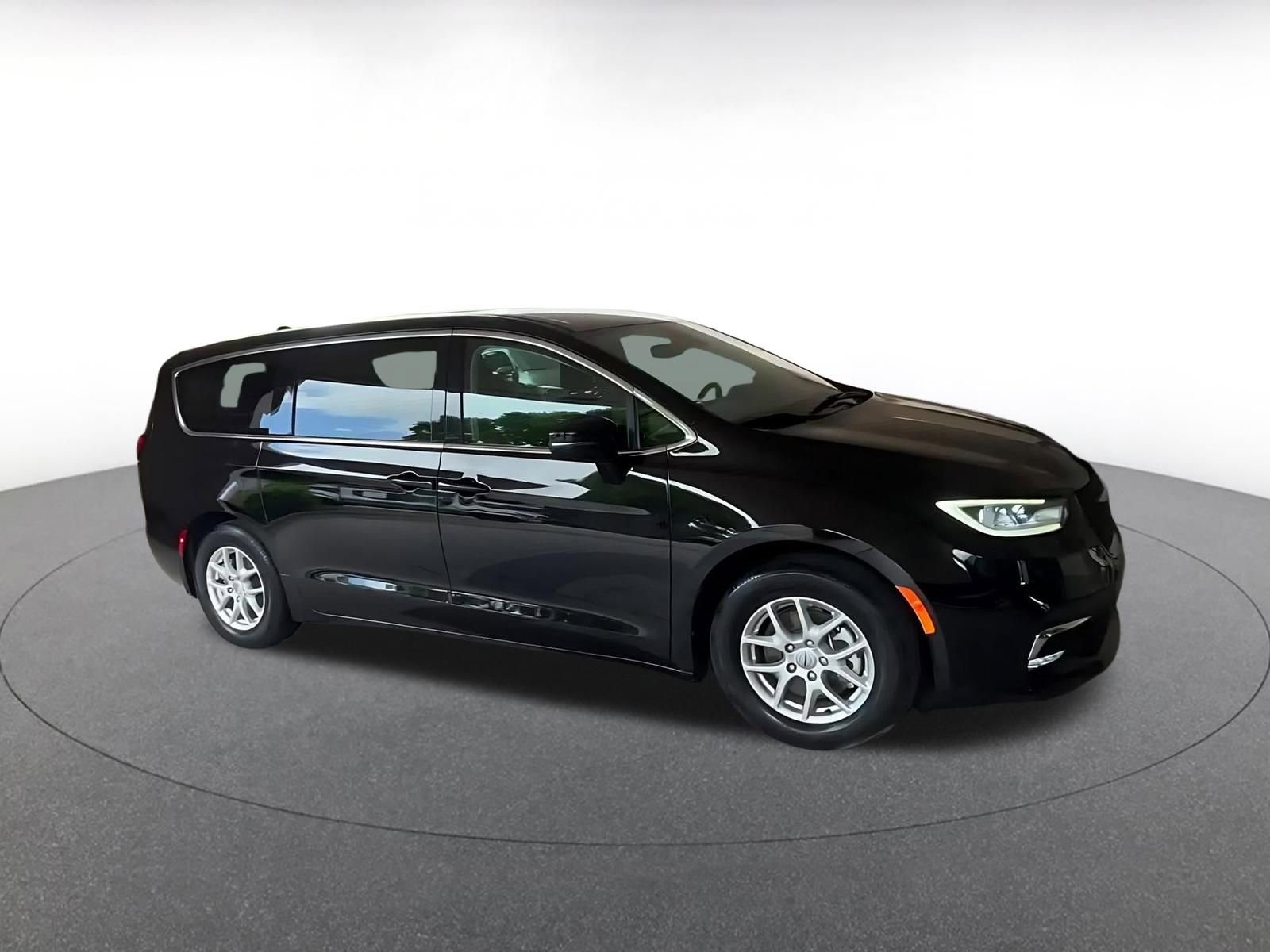 Used 2024 Chrysler Pacifica Touring-L FWD video 2