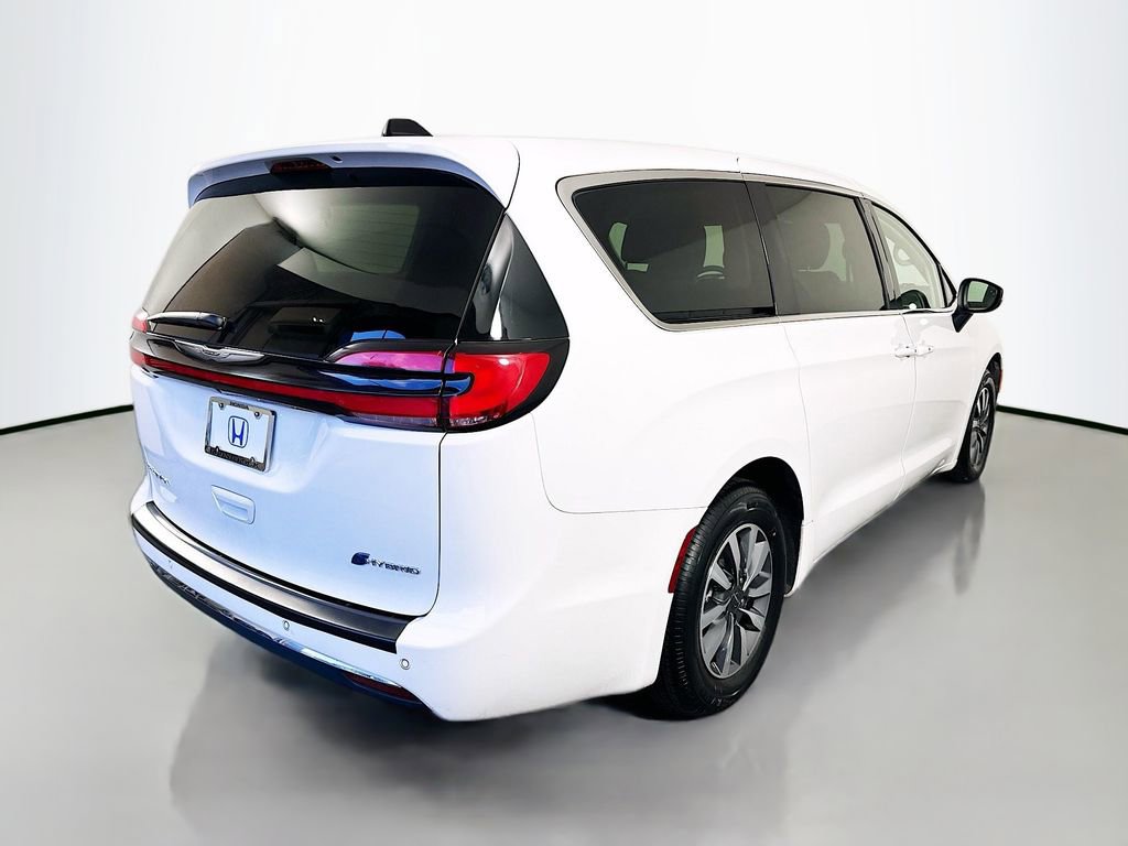 Used 2023 Chrysler Pacifica Touring-L image 5