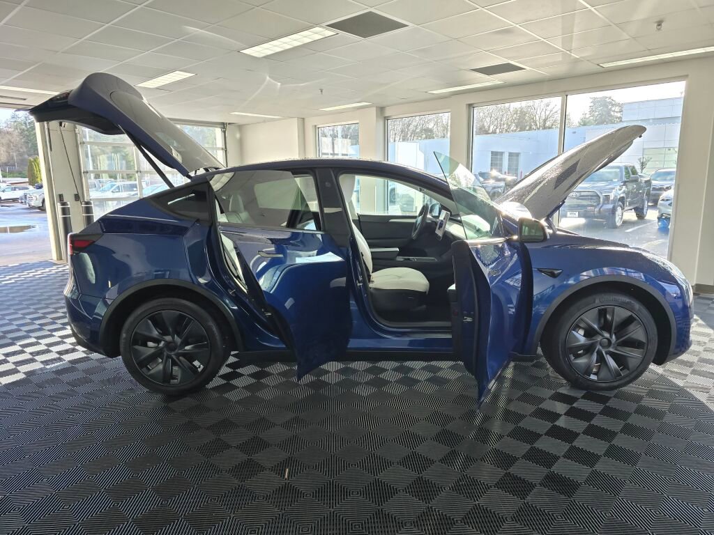 Used 2025 Tesla Model Y Long Range image 18