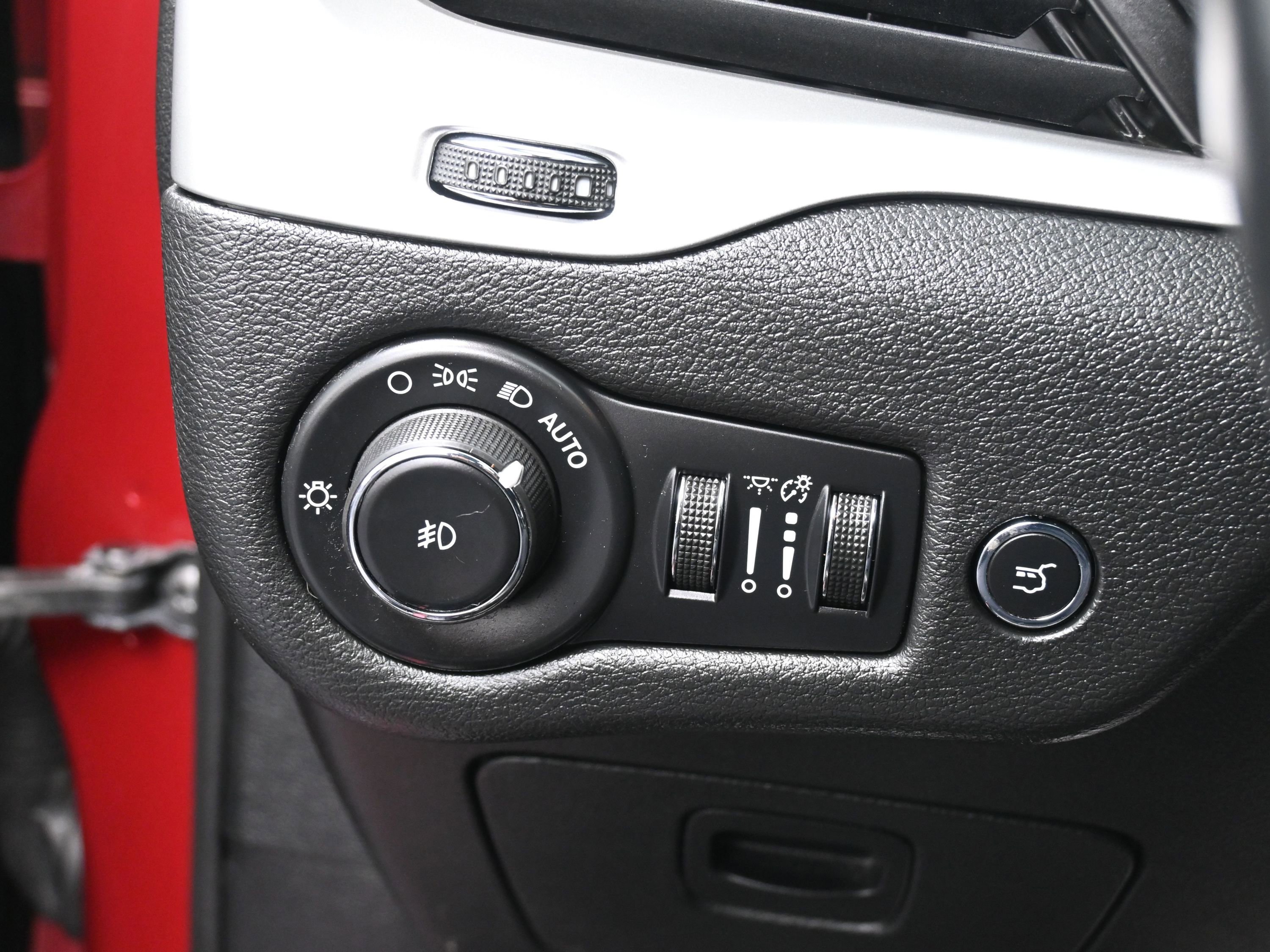 Used 2015 Jeep Cherokee Trailhawk w/ Comfort/Convenience Group image 29