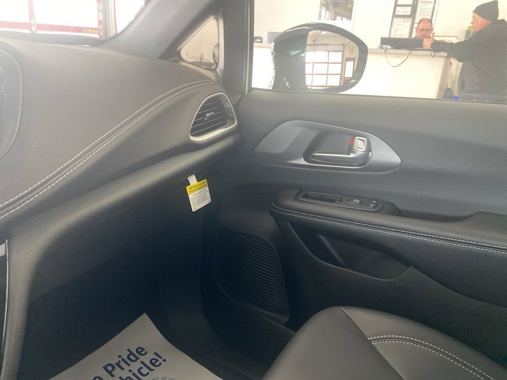 New 2026 Chrysler Pacifica Select FWD image 38