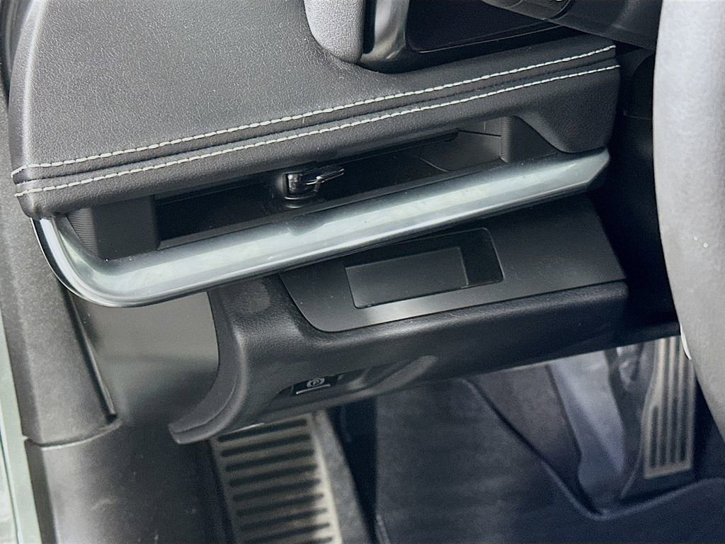 Used 2024 Chevrolet Corvette Stingray Convertible w/ Z51 Performance Package image 13