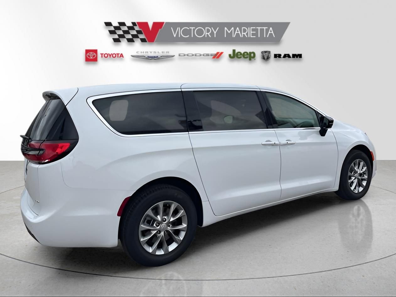 New 2026 Chrysler Pacifica Select image 4