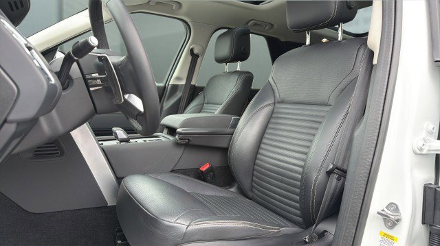 Used 2024 Land Rover Discovery S image 19