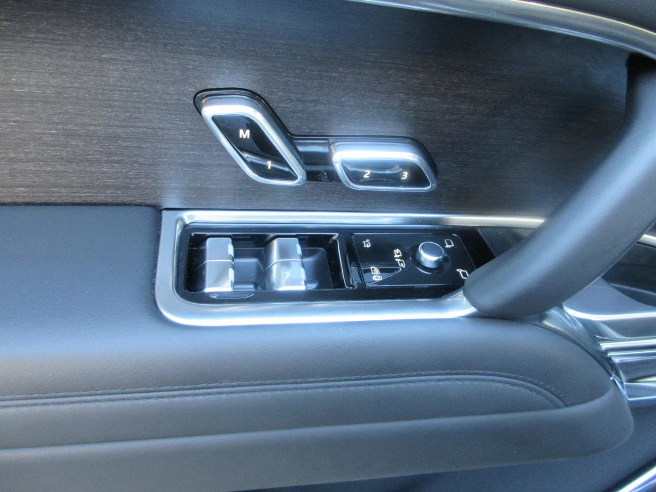 Used 2025 Land Rover Range Rover SE AWD/4WD image 6