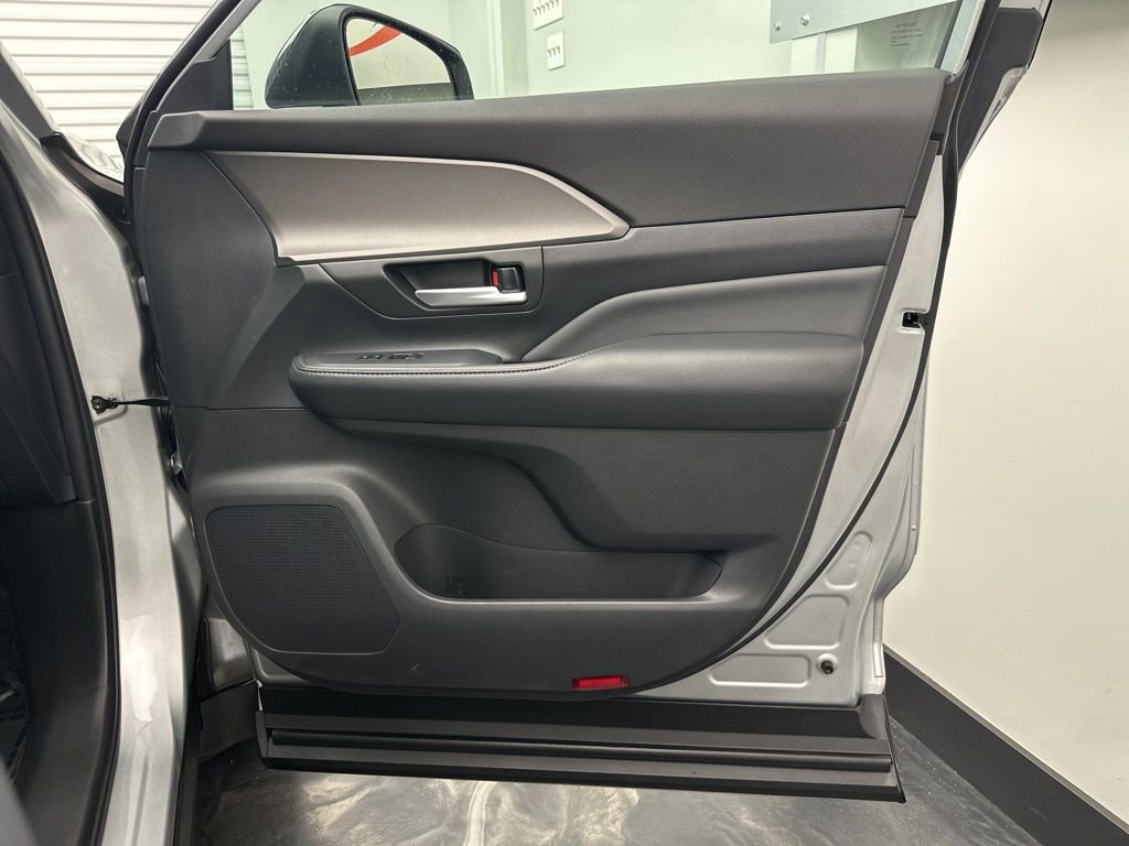 Used 2024 Toyota Grand Highlander XLE image 9