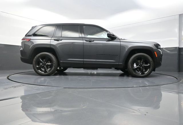 Used 2025 Jeep Grand Cherokee Limited w/ Black Appearance Package AWD/4WD image 39