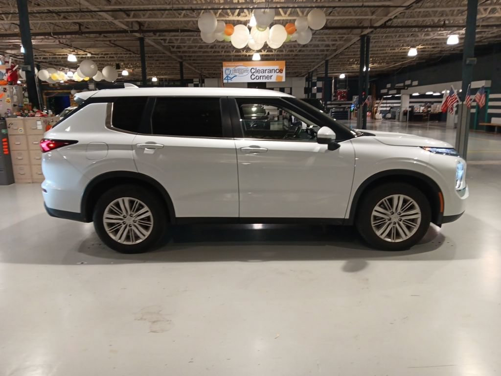 Used 2024 Mitsubishi Outlander ES AWD/4WD image 10
