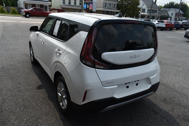 Used 2025 Kia Soul LX w/ LX Technology Package FWD image 6
