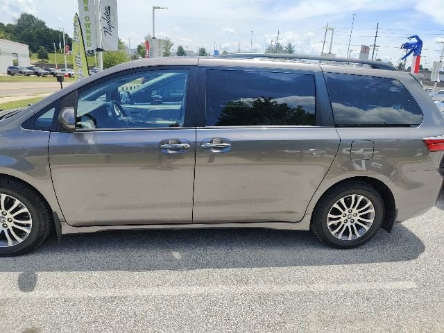 Used 2019 Toyota Sienna XLE w/ XLE Navigation Package FWD image 6