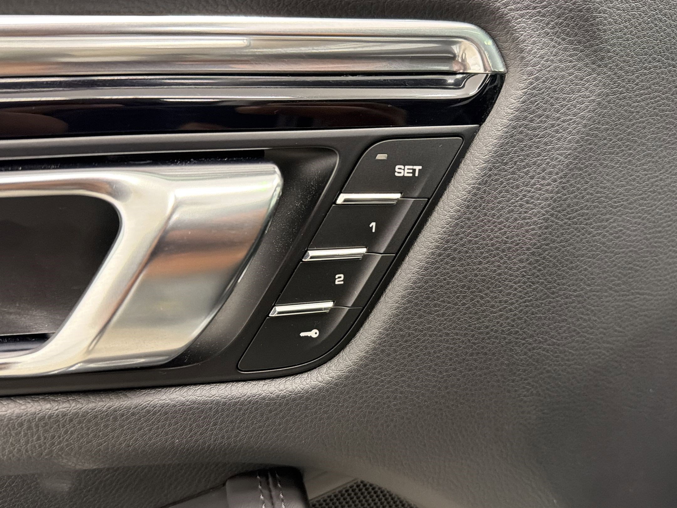 Used 2025 Porsche Macan AWD/4WD image 12