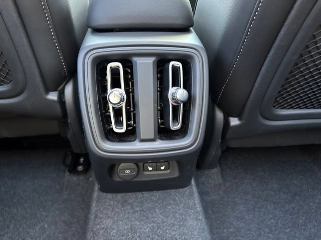 Certified 2025 Volvo XC40 B5 Plus AWD/4WD image 17