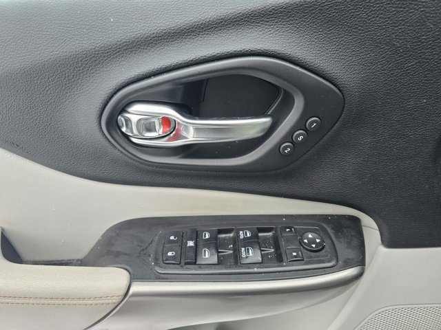 Used 2019 Jeep Cherokee Limited image 16