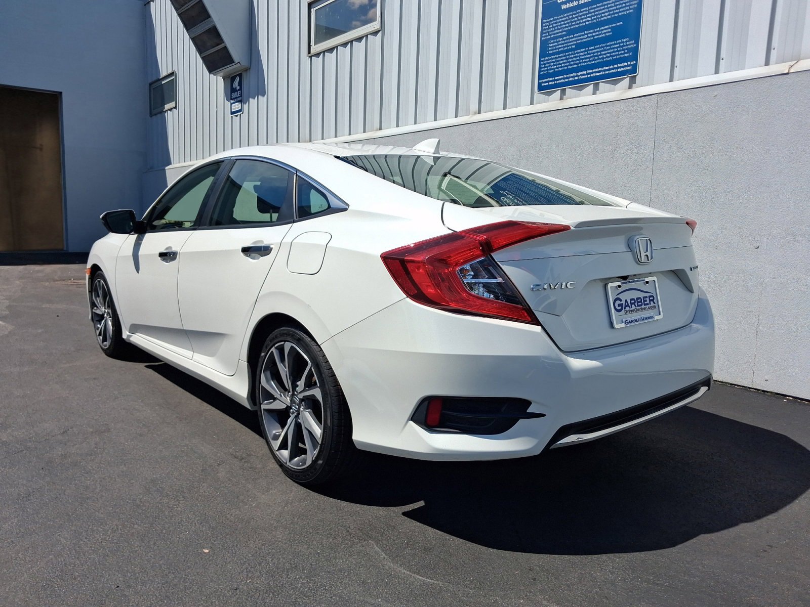 Used 2019 Honda Civic Touring image 3